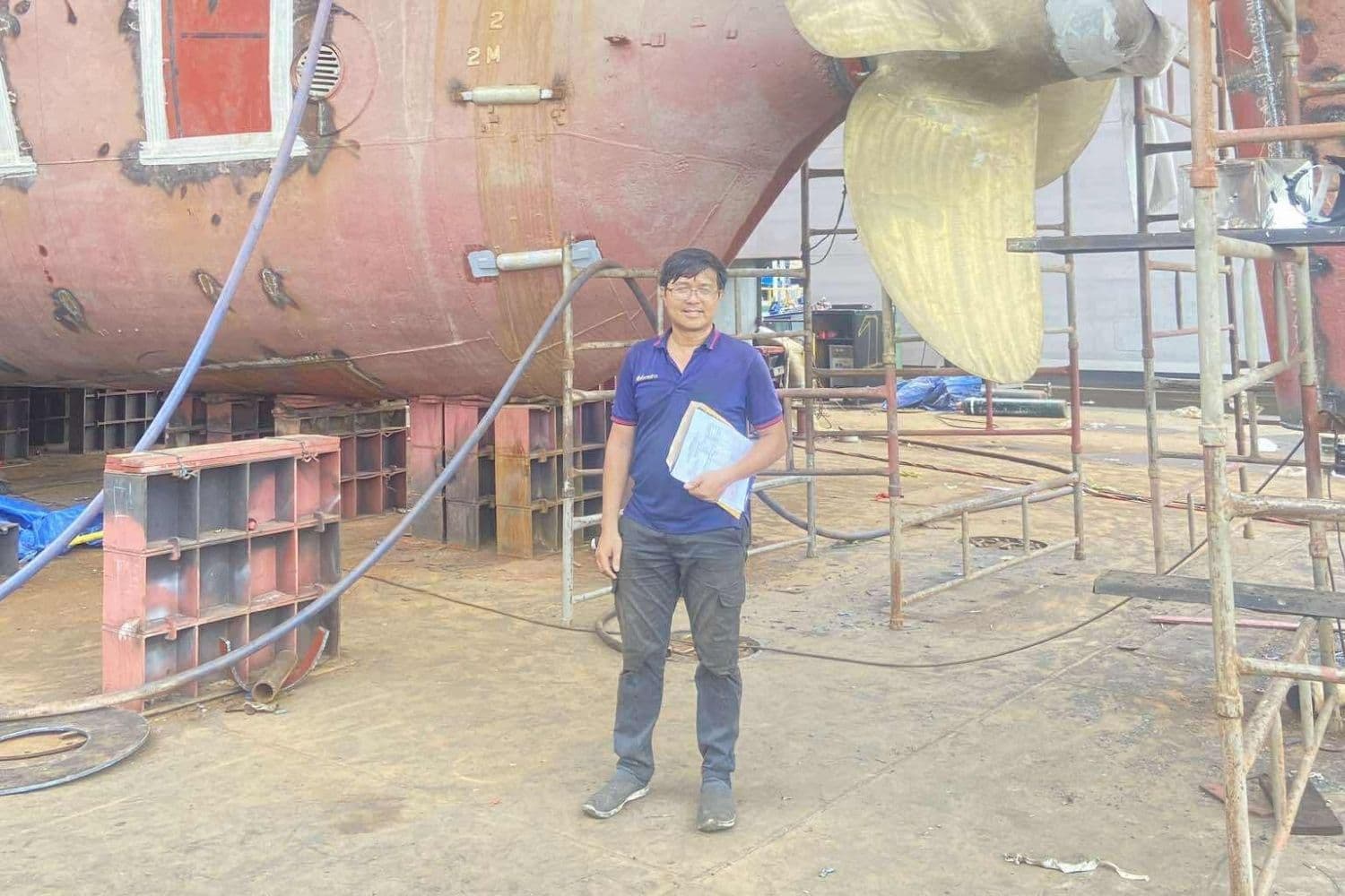 ทีมงานสมาร์ท ชาฟท์ เซอร์วิส ตรวจงานหน้างานเรือในอู่ต่อเรือ